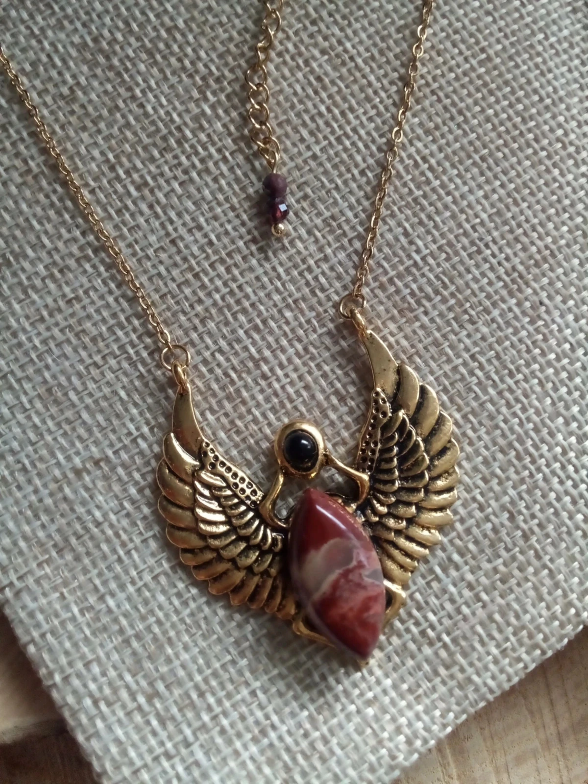 Collier scarabée égyptien ailé avec pierre de jaspe rouge et pierre d'obsidienne noire